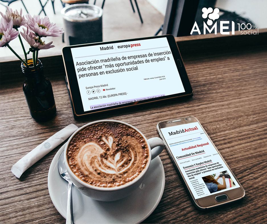 Tablet, telefóno y café en mesa de madera con las noticias de AMEI en medios de comunicación