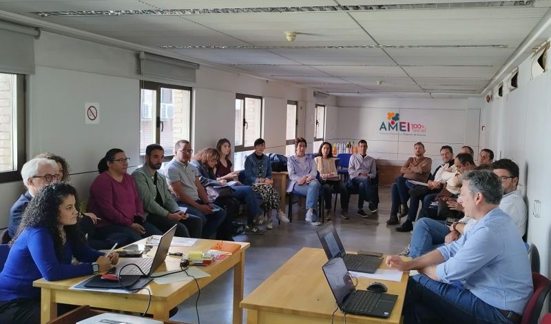 perdonas de empresas de inserción sentadas en círculo para debatir